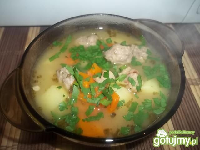 Grochówka z mięsnymi kuleczkami