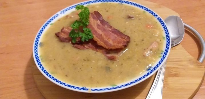 Grochówka z podsmażonym boczkiem