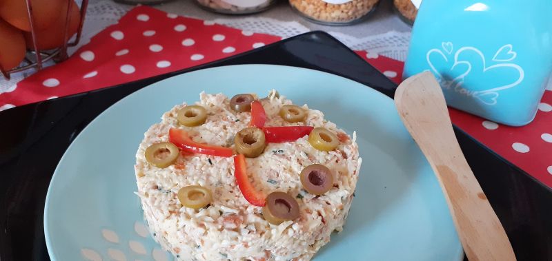 Gruboziarnista pasta z kabanosa z oliwkami Gruboziarnista pasta z kabanosa z oliwkami