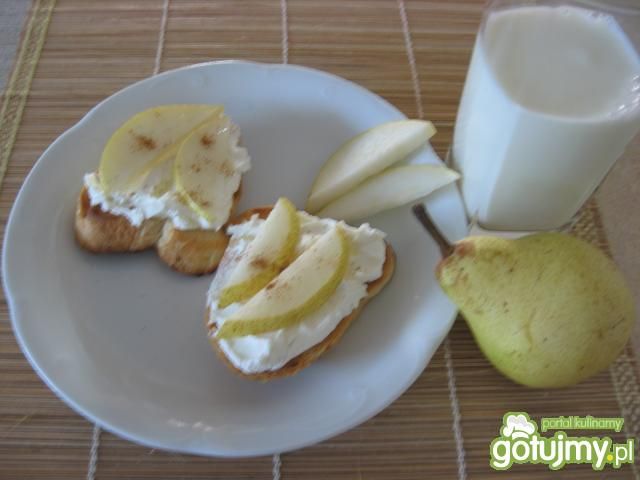 Gruszka z kremowym serkiem na grzankach