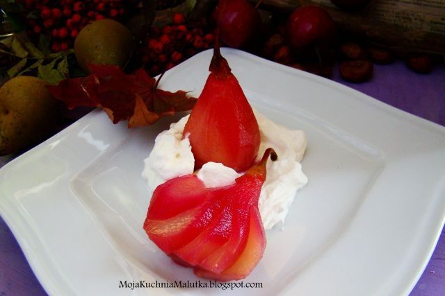 Gruszki z wina na bitej śmietanie 