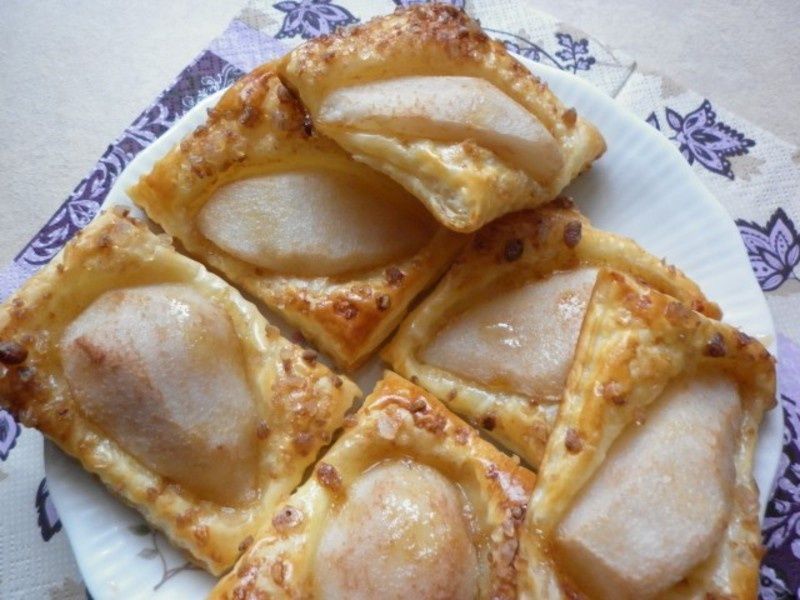 Gruszki zatopione w cieście francuskim