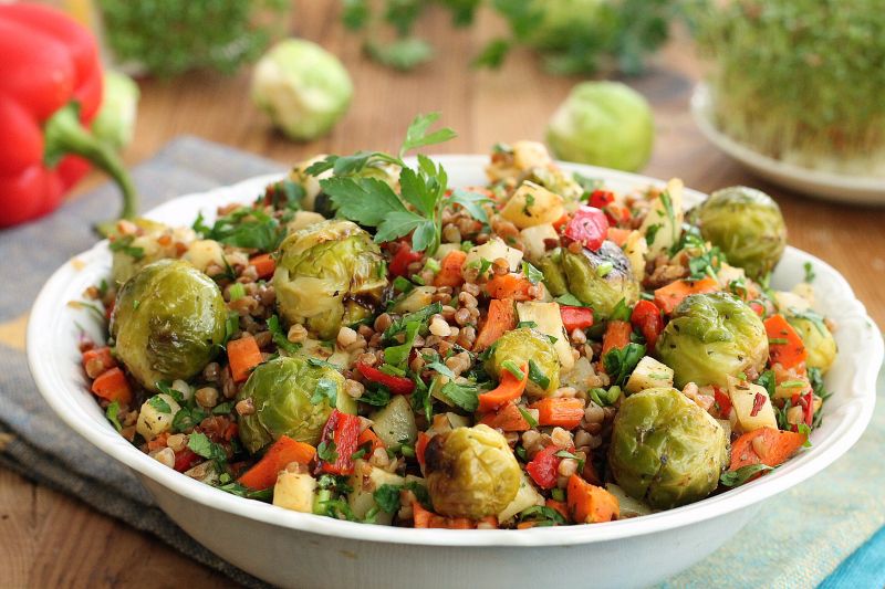 Gryczana sałatka z pieczonymi warzywami