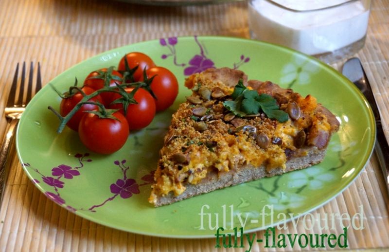 Gryczana tarta dyniowa z boczkiem i pestkami dyni