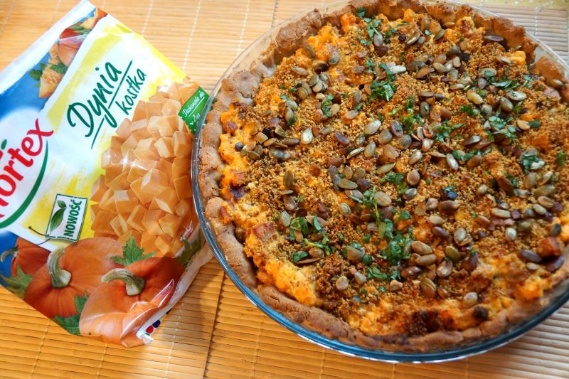 Gryczana tarta dyniowa z boczkiem i pestkami dyni 