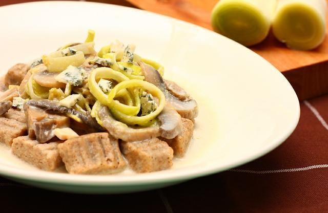 Gryczane kluski z pieczarkami