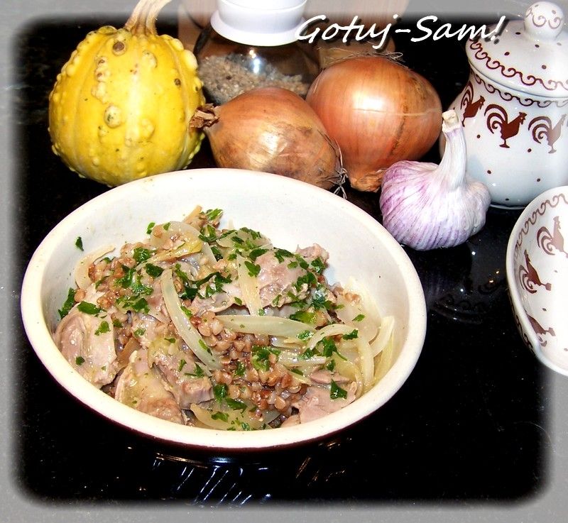 Gryczanka z żołądkowym gulaszem.