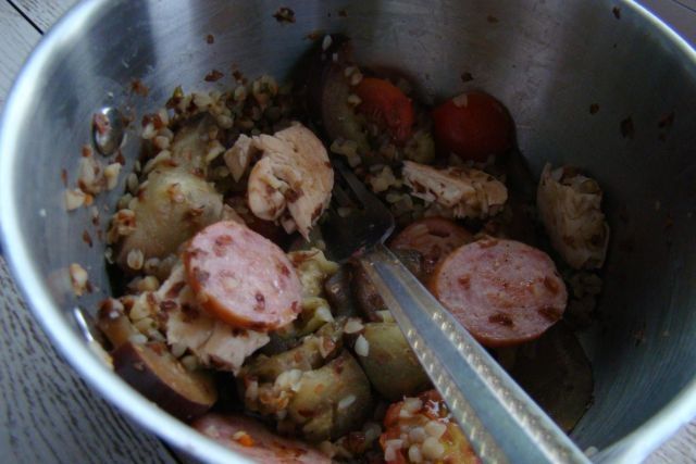 Gryczany garnek z kiełbasą  Gryczany garnek z kiełbasą