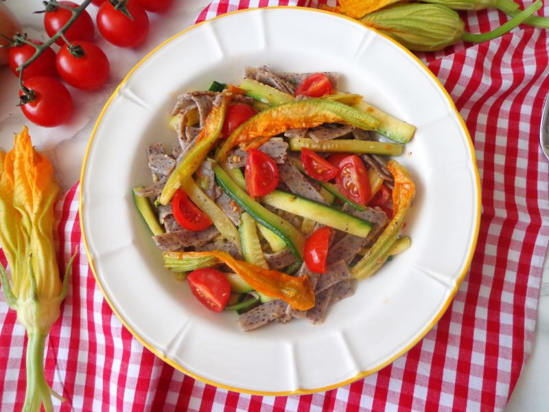 Gryczany makaron z kwiatami cukinii i pomidorkami 