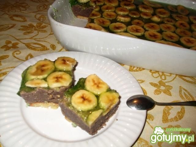 Grysiak z kakao, galaretką i bananami