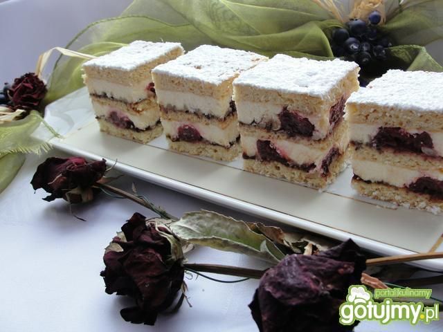 Grysikowiec z wiśniami i orzechami