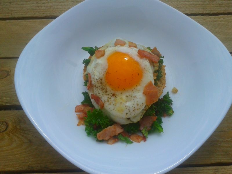 Grzanka z jajkiem sadzonym i pikantnym jarmużem Grzanka z jajkiem sadzonym i pikantnym jarmużem