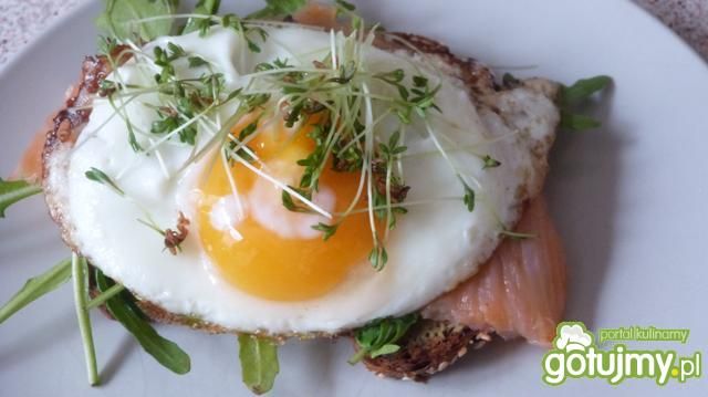 Grzanka z łososiem i jajkiem sadzonym Grzanka z łososiem i jajkiem sadzonym