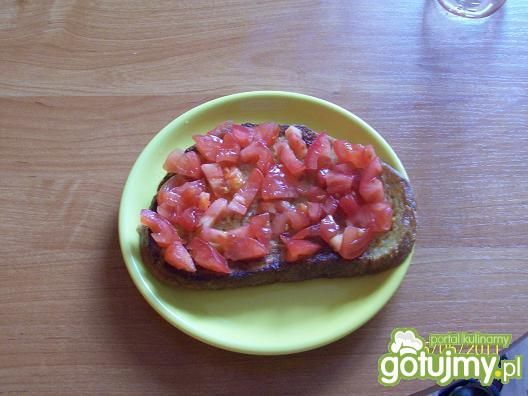 Grzanka z pomidorową salsą