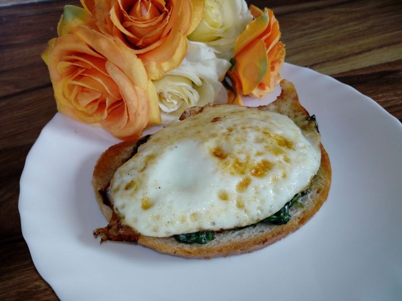 Grzanka ze szpinakiem i jajkiem sadzonym Grzanka ze szpinakiem i jajkiem sadzonym