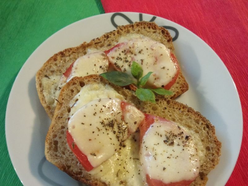 Grzanki a'la caprese Grzanki a'la caprese