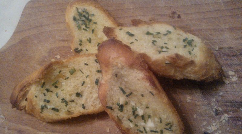 Grzanki czosnkowe ze szczypiorkiem Grzanki czosnkowe ze szczypiorkiem