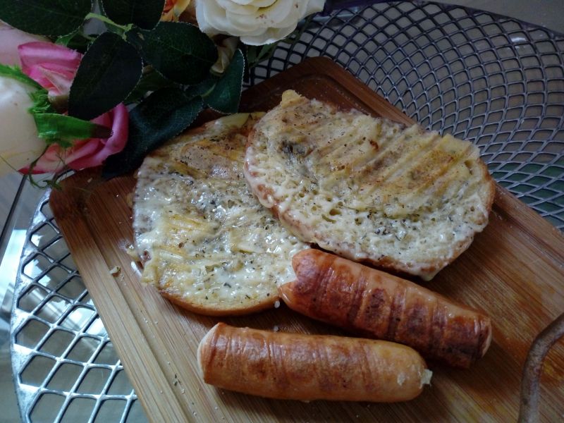 Grzanki czosnowe z parowka z grilla