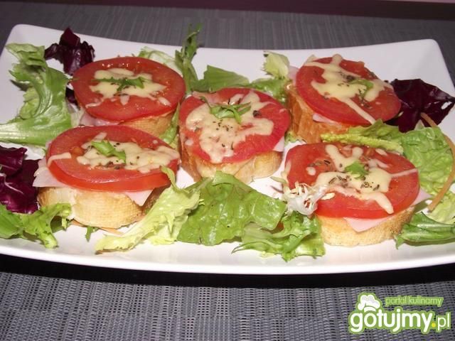 Grzanki na bagietce z pesto i dodatkami