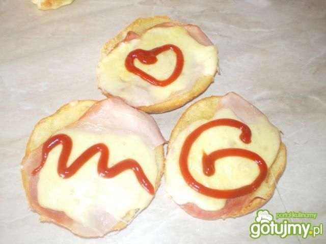 Grzanki na bułce z szynką i serem