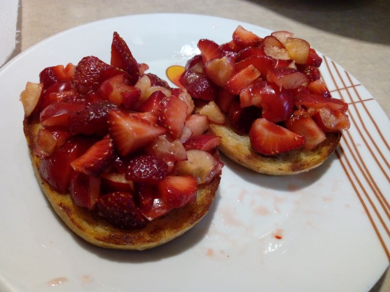 Grzanki piernikowe z sałatką owocową