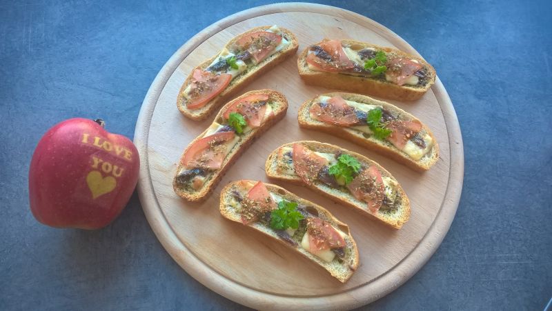 Grzanki po neapolitańsku z anchois Grzanki po neapolitańsku z anchois