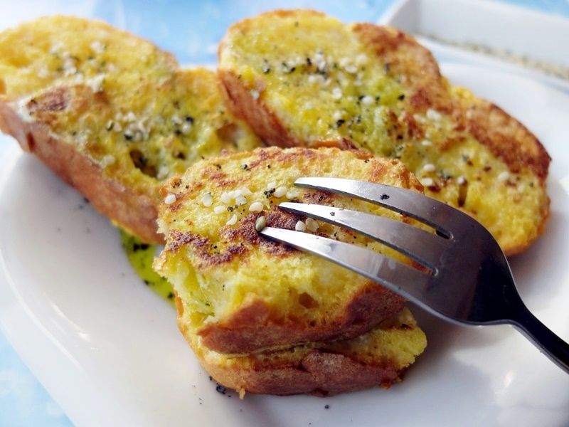 Grzanki w jajku z olejem i nasionami konopi 