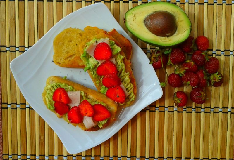 Grzanki z awokado, szynką i truskawkami