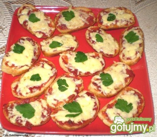 Grzanki z chutneyem pomidorowym i serem 