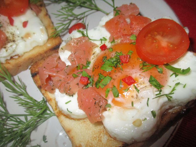 Grzanki z jajkami i łososiem 