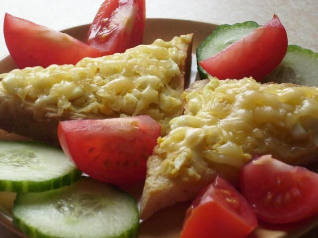 Grzanki z jajkiem Grzanki z jajkiem