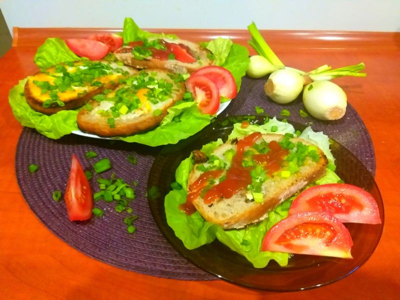 Grzanki z jajkiem i cebulką zieloną Grzanki z jajkiem i cebulką zieloną