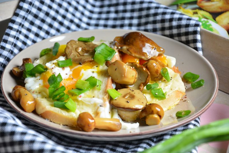 Grzanki z jajkiem i marynowanymi grzybkami  Grzanki z jajkiem i marynowanymi grzybkami