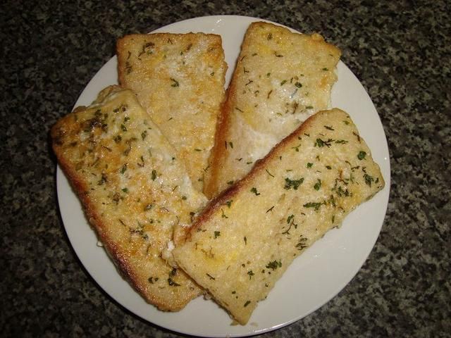 Grzanki z jajkiem, ziolami i serem