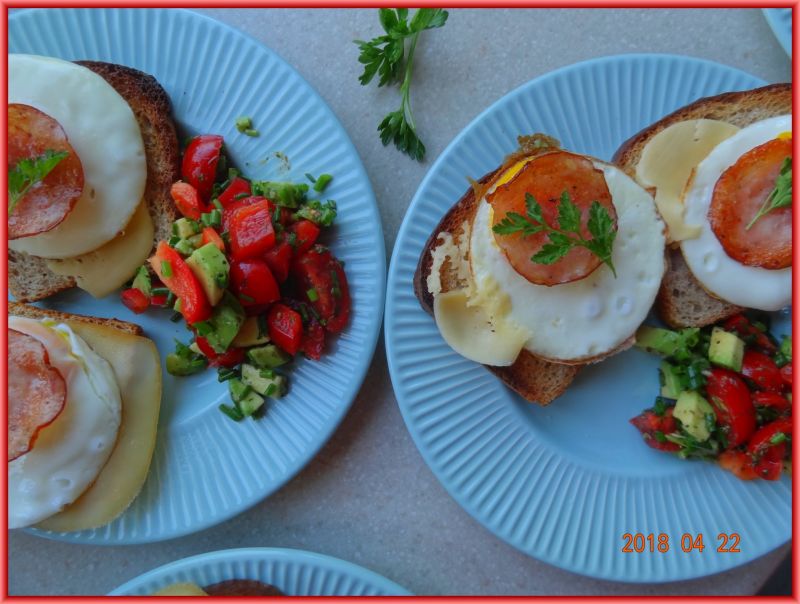 Grzanki z jajkiem na śniadanie Grzanki z jajkiem na śniadanie