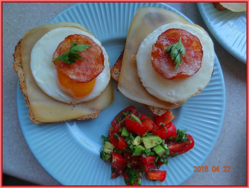 Grzanki z jajkiem na śniadanie Grzanki z jajkiem na śniadanie