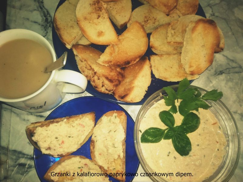 Grzanki z kalafiorowo paprykowo czosnkowym dipem.