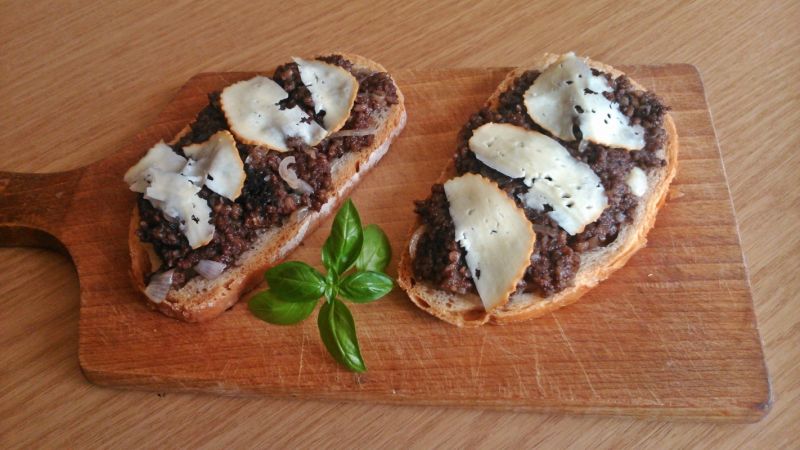 Grzanki z kaszanką i oscypkiem Grzanki z kaszanką i oscypkiem