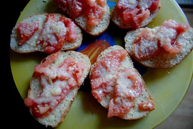 grzanki z marynowanym pomidorem