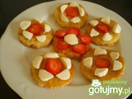 Grzanki z mozarellą i truskawkami
