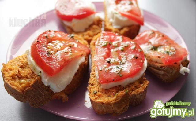 Grzanki z mozzarellą i pomidorami