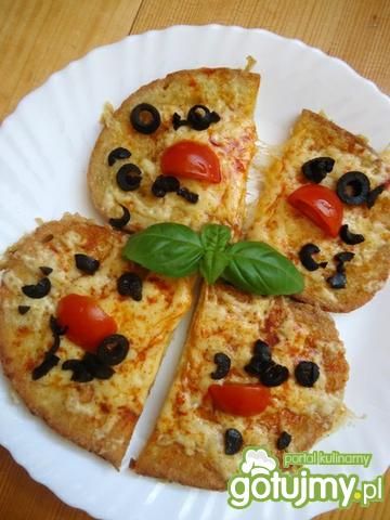 Grzanki z oliwkami i pomidorkami