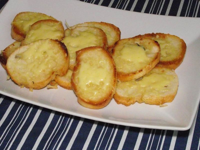 Grzanki z oregano i serem gouda  Grzanki z oregano i serem gouda
