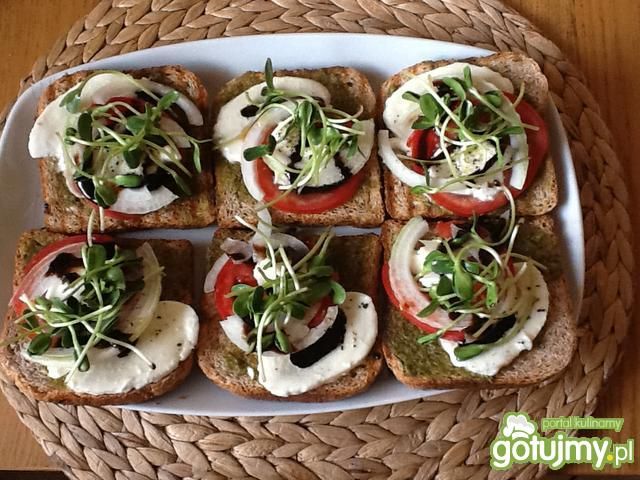 Grzanki z pesto i kiełkami słonecznika Grzanki z pesto i kiełkami słonecznika