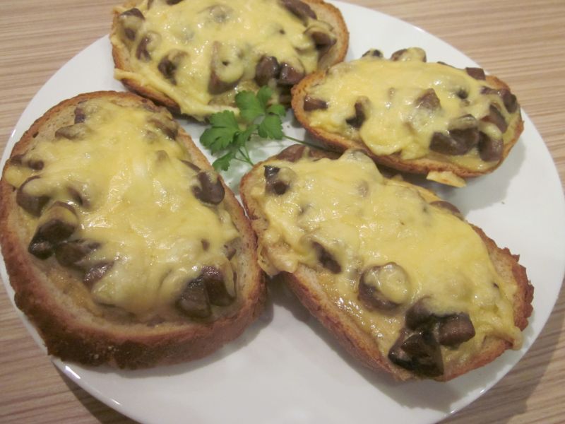 Grzanki z pieczarkami Grzanki z pieczarkami