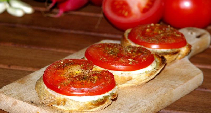 Grzanki z pomidorem i mozzarellą Grzanki z pomidorem i mozzarellą