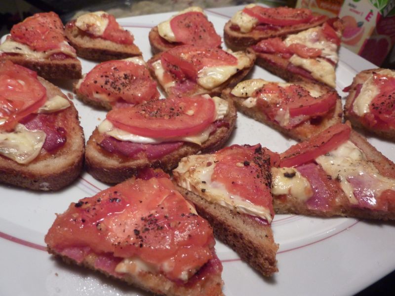 Grzanki z salami, brie i pomidorem