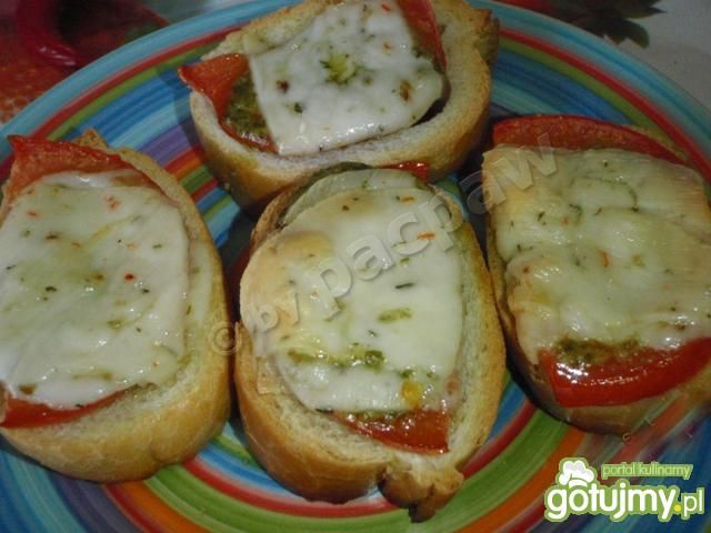 Grzanki z serem kozim i pesto  Grzanki z serem kozim i pesto