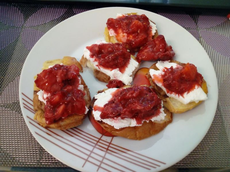 Grzanki z truskawkowym koglem - moglem Grzanki z truskawkowym koglem - moglem