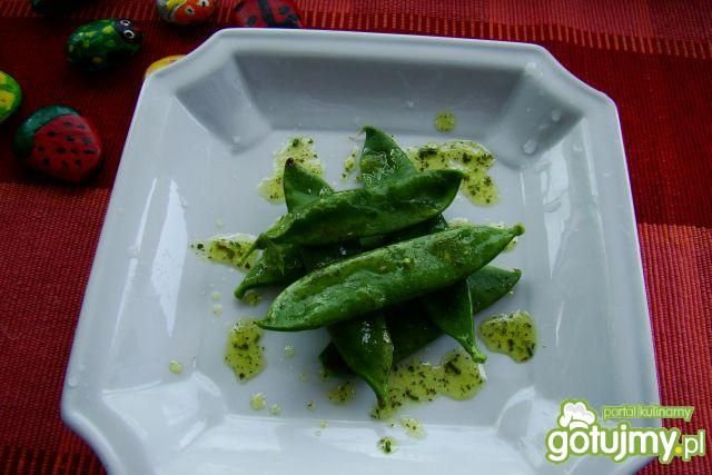 Grzoszek cukrowy w ziołowym masełku 